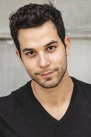 Skylar Astin — фото